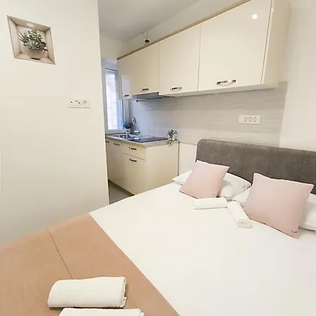 Apartment & Niko *